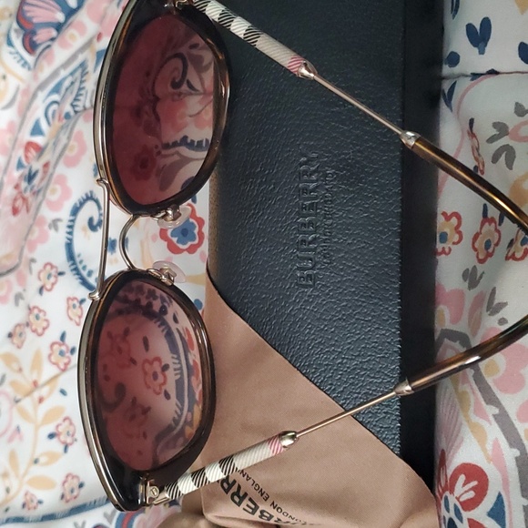 Burberry sunglasses NEW - Picture 3 of 4